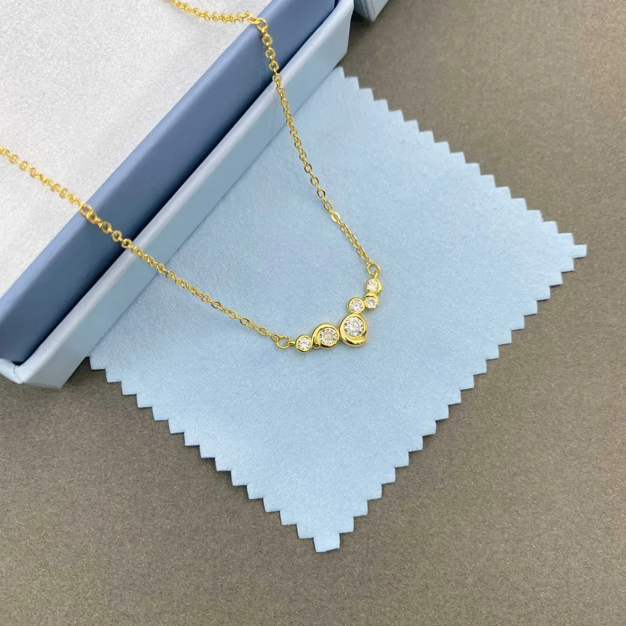 Tiffany & Co. Colar assimétrico em ouro com cluster de diamantes 6