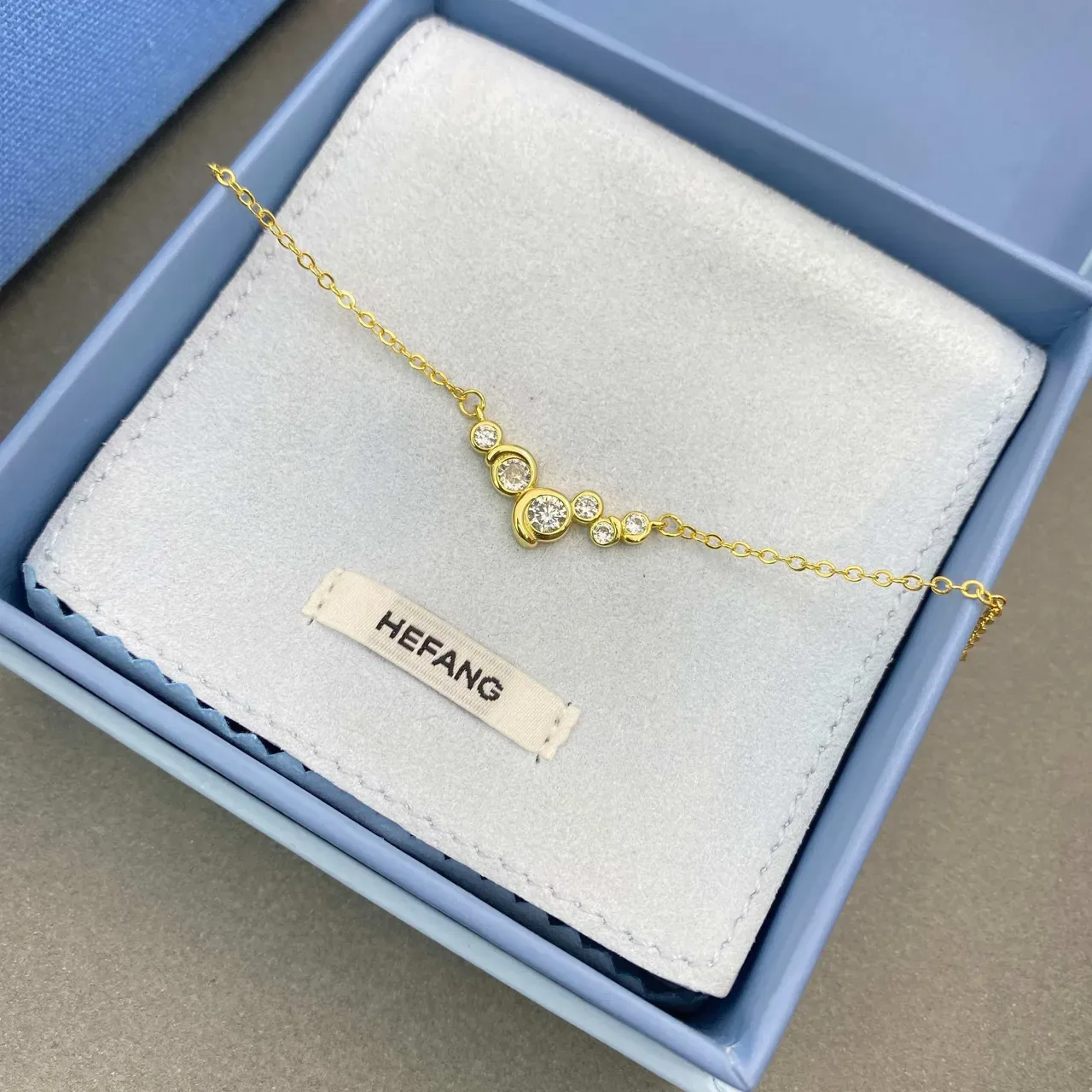 Tiffany & Co. Colar assimétrico em ouro com cluster de diamantes 7