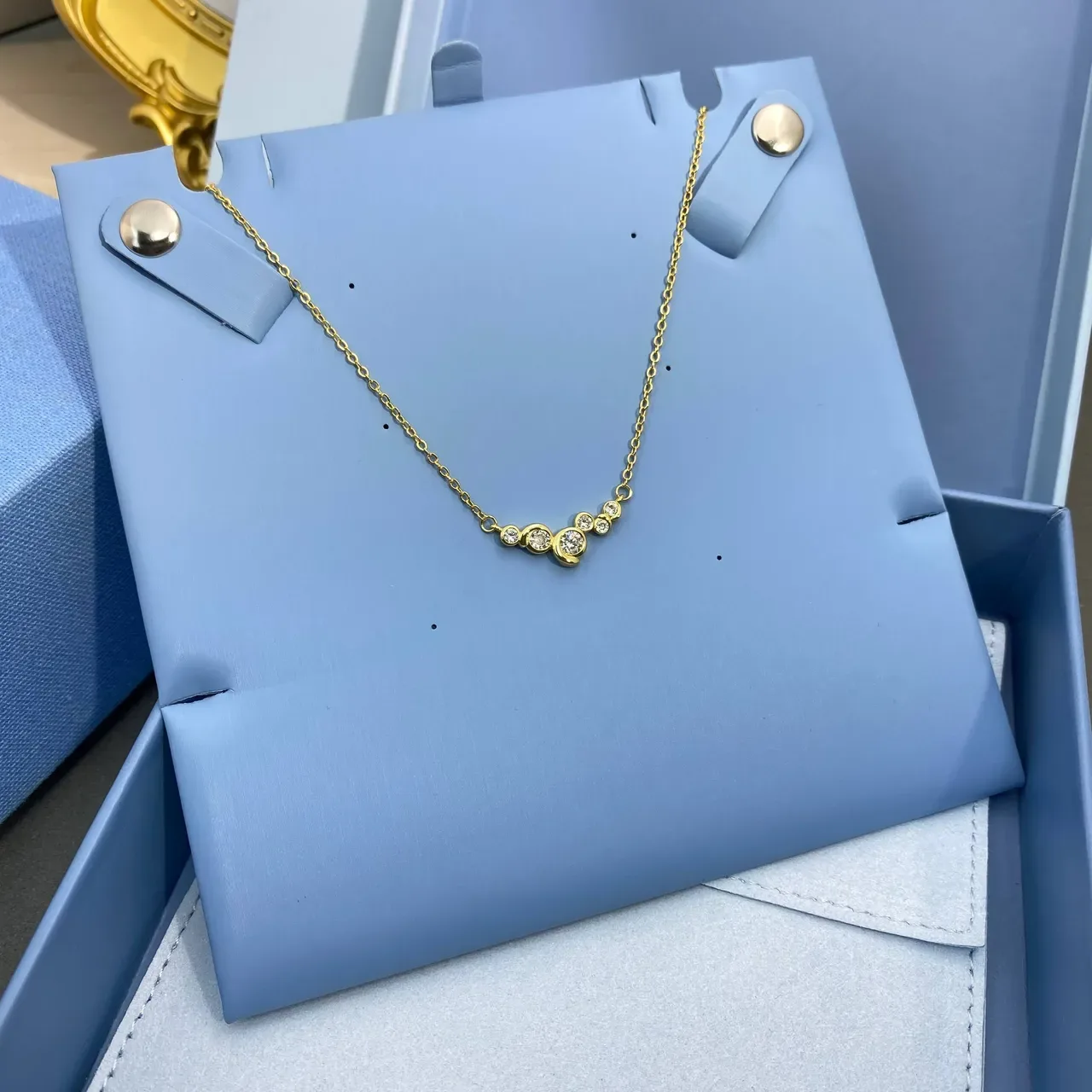 Tiffany & Co. Colar assimétrico em ouro com cluster de diamantes 8