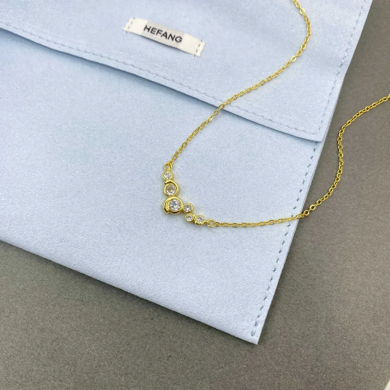 Tiffany & Co. Colar assimétrico em ouro com cluster de diamantes 9