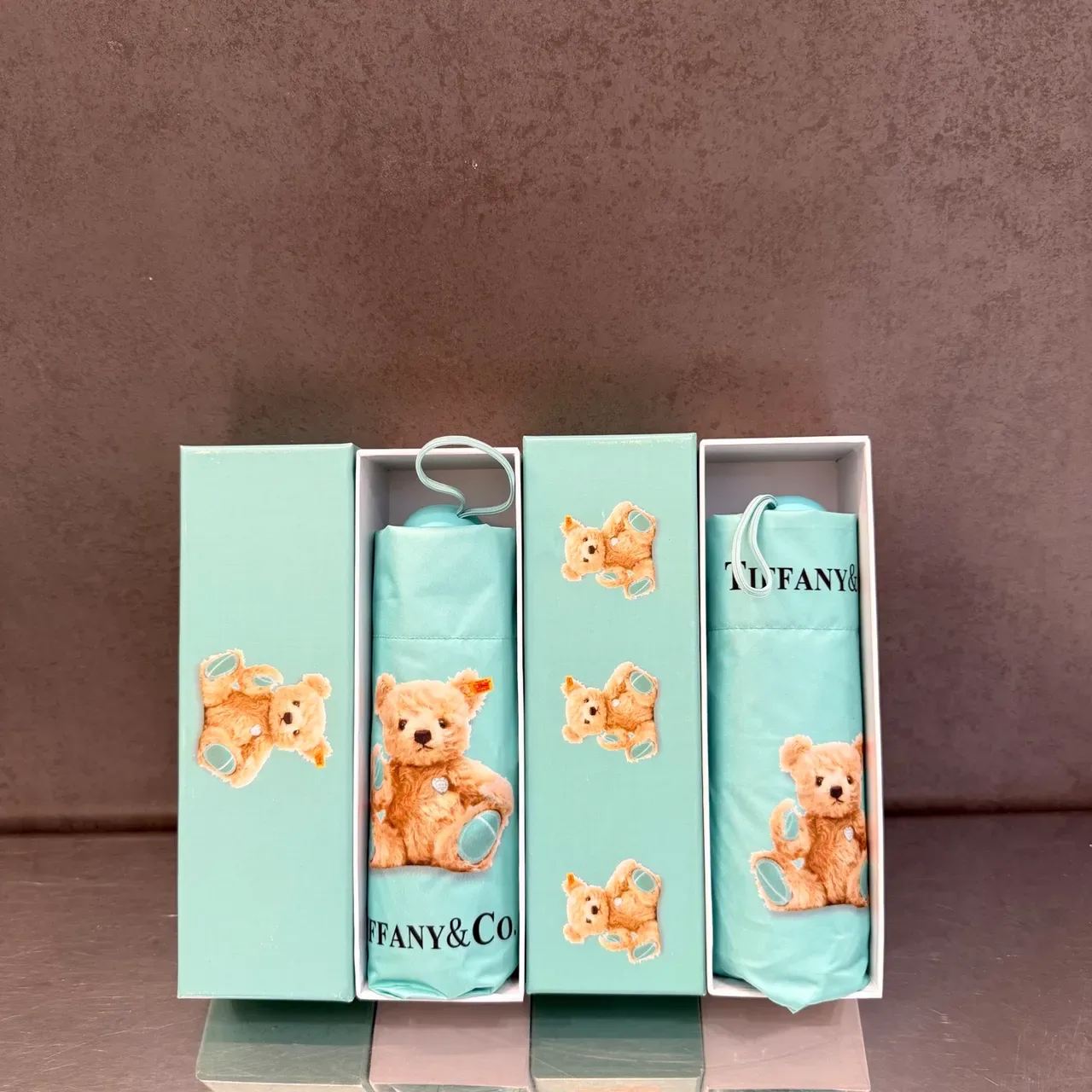 Tiffany & Co. Bolso Canopy estampado de oso de peluche azul beige 2