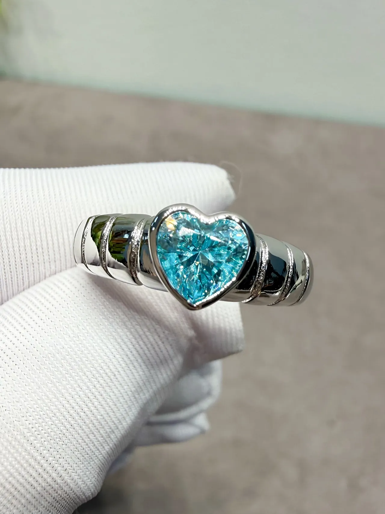 Tiffany & Co. Anel de banda polido com múltiplos sulcos com gema em serti de aro em forma de coração de prata azul 2