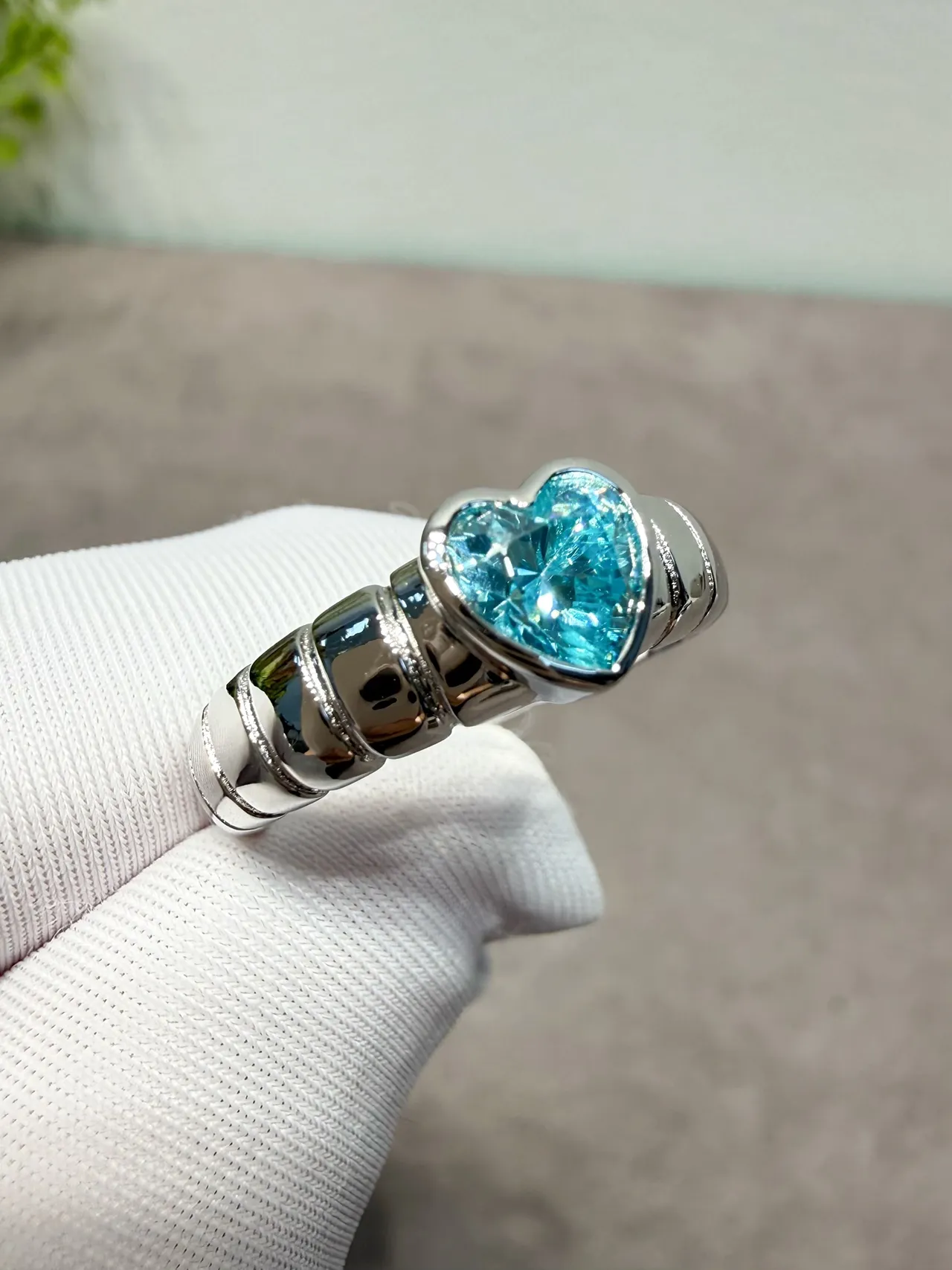 Tiffany & Co. Anel de banda polido com múltiplos sulcos com gema em serti de aro em forma de coração de prata azul 3