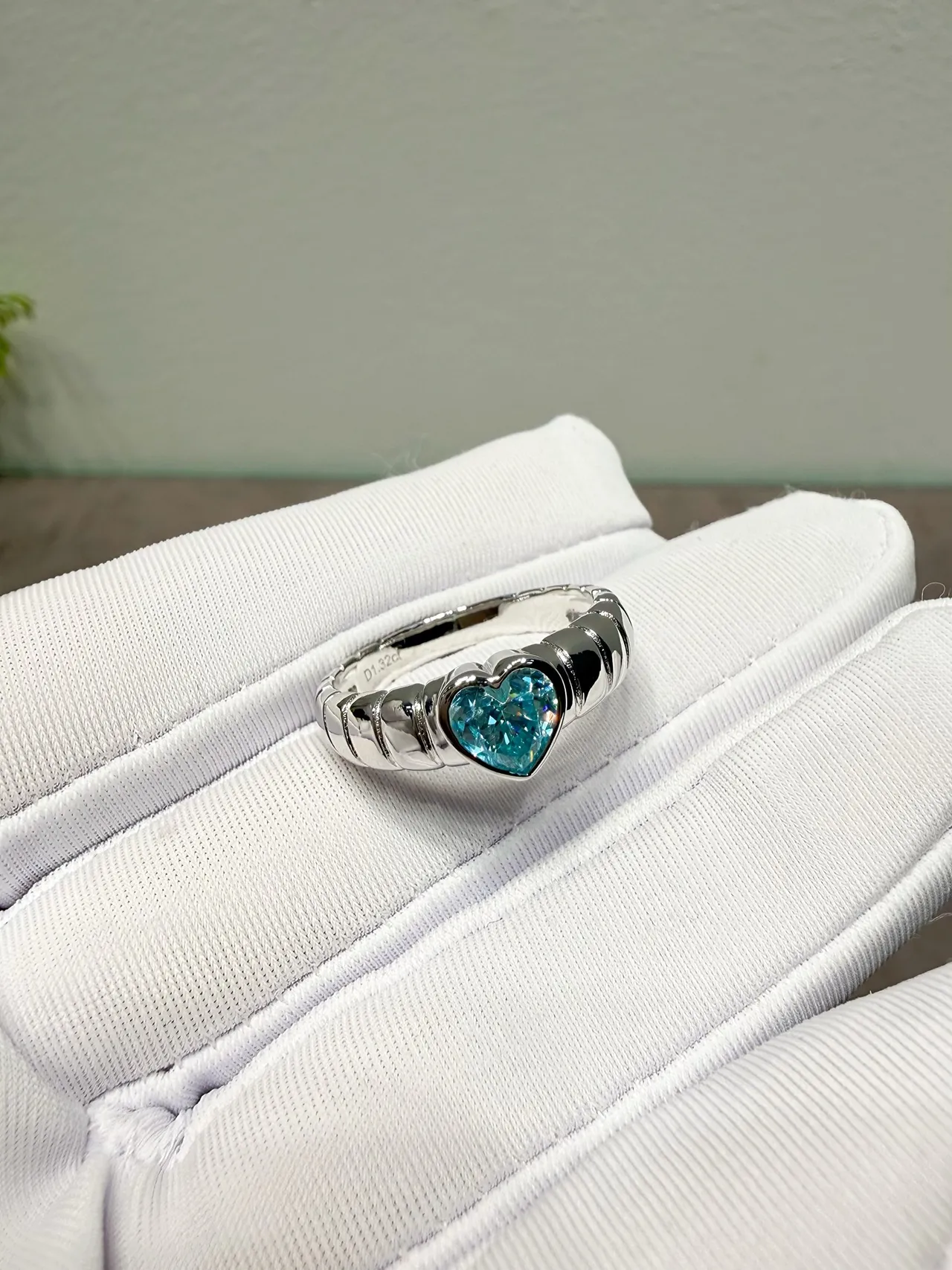 Tiffany & Co. Anel de banda polido com múltiplos sulcos com gema em serti de aro em forma de coração de prata azul 4