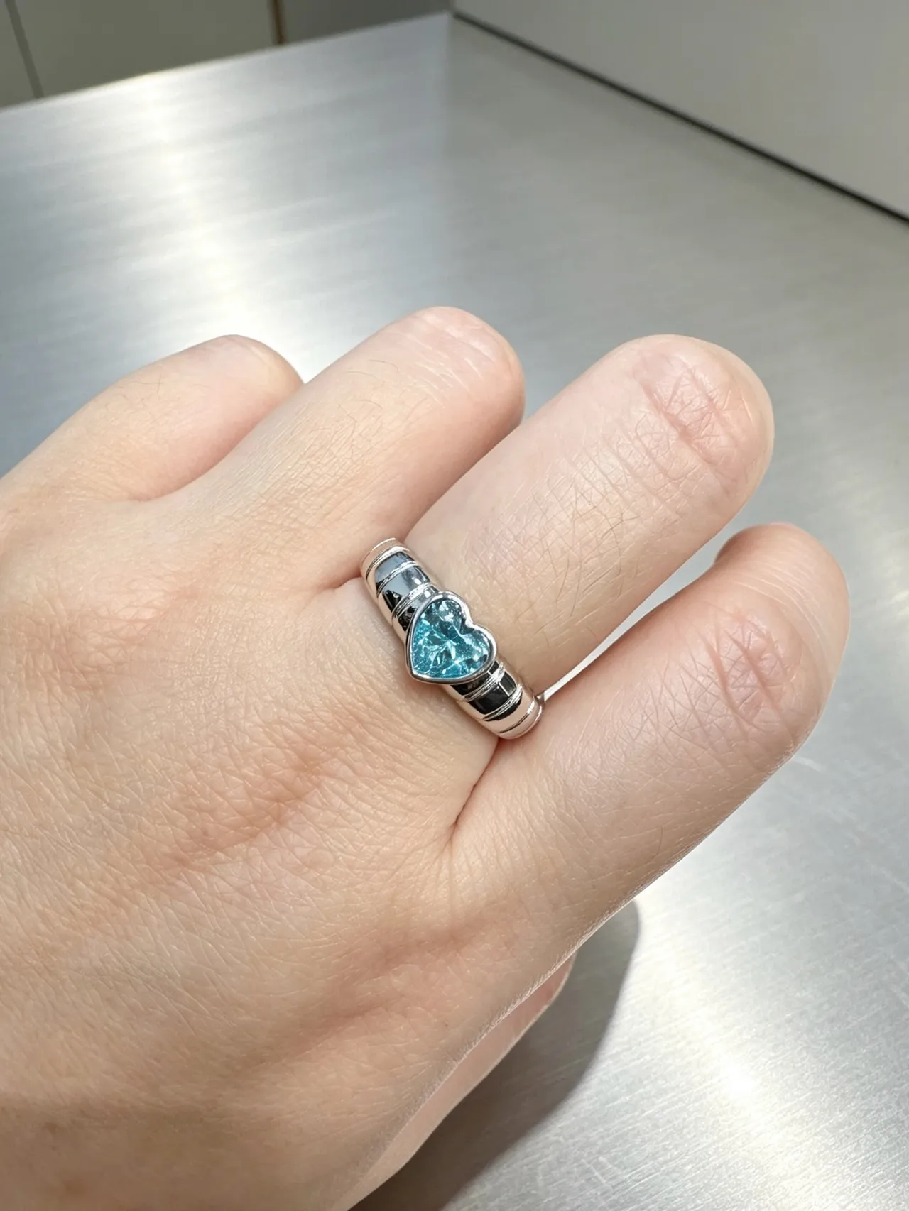 Tiffany & Co. Anel de banda polido com múltiplos sulcos com gema em serti de aro em forma de coração de prata azul 8