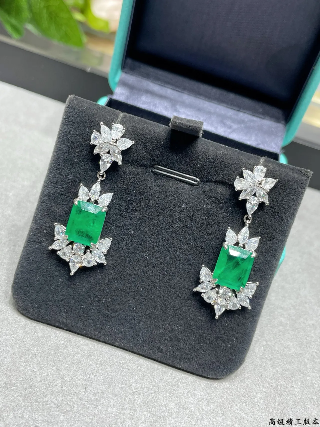 Tiffany & Co. Brincos pendentes florais com esmeralda e diamante 3