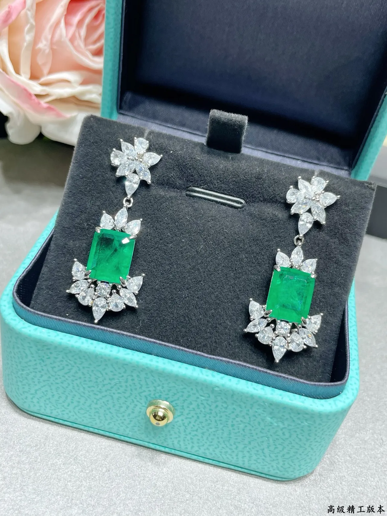Tiffany & Co. Brincos pendentes florais com esmeralda e diamante 4