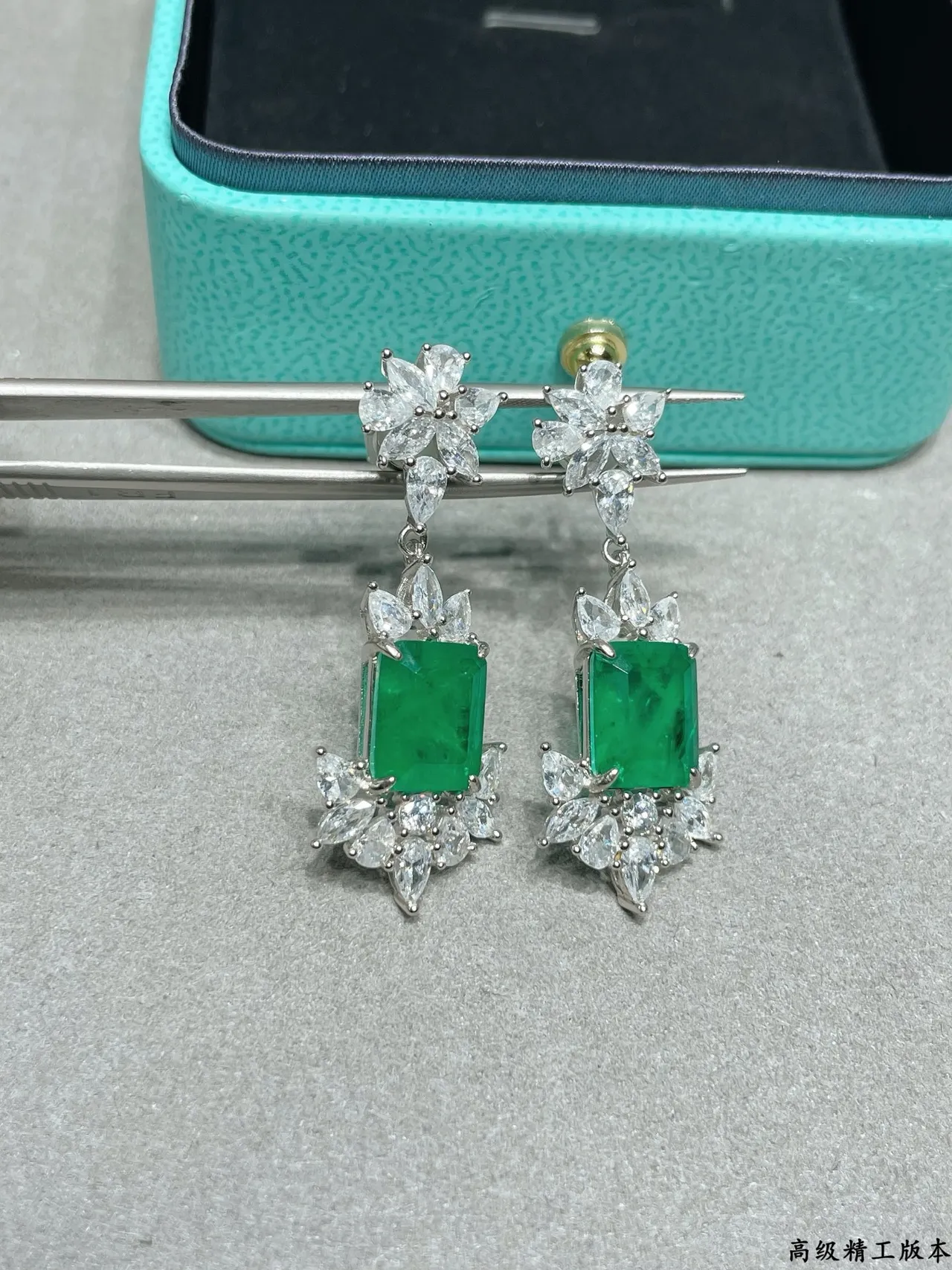 Tiffany & Co. Brincos pendentes florais com esmeralda e diamante 8