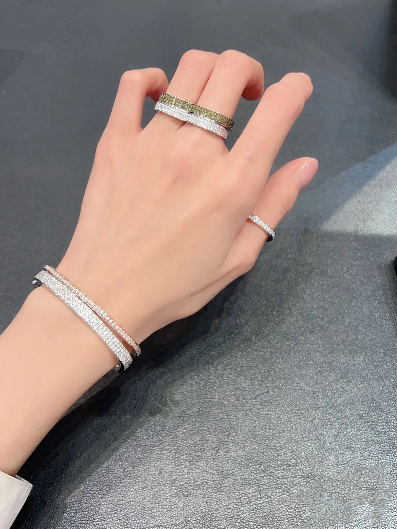 Tiffany & Co. إسورة ذهبية وفضية هنجد مع ماسات بافيه على الحافة العلوية 4