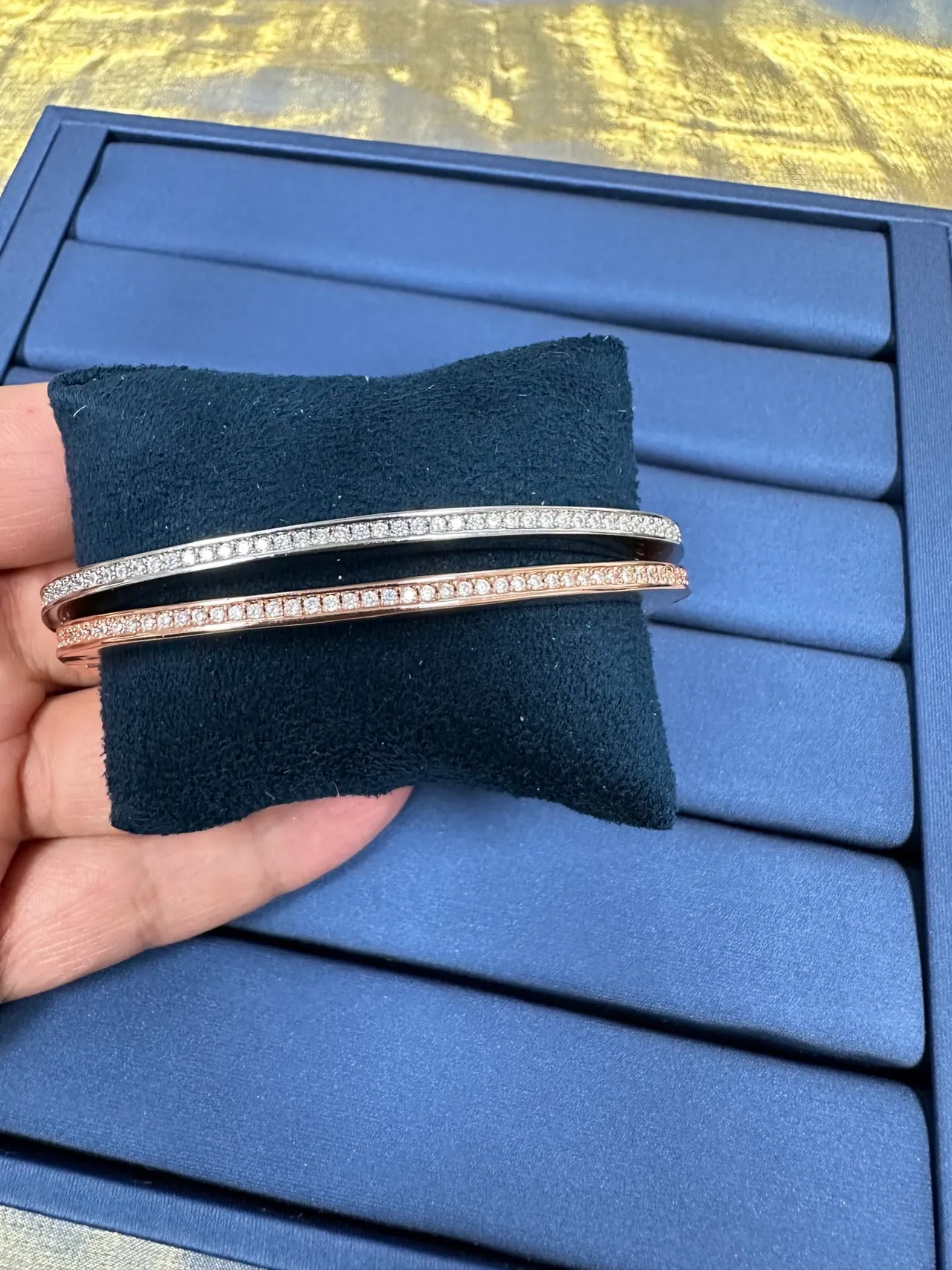 Tiffany & Co. إسورة ذهبية وفضية هنجد مع ماسات بافيه على الحافة العلوية 5