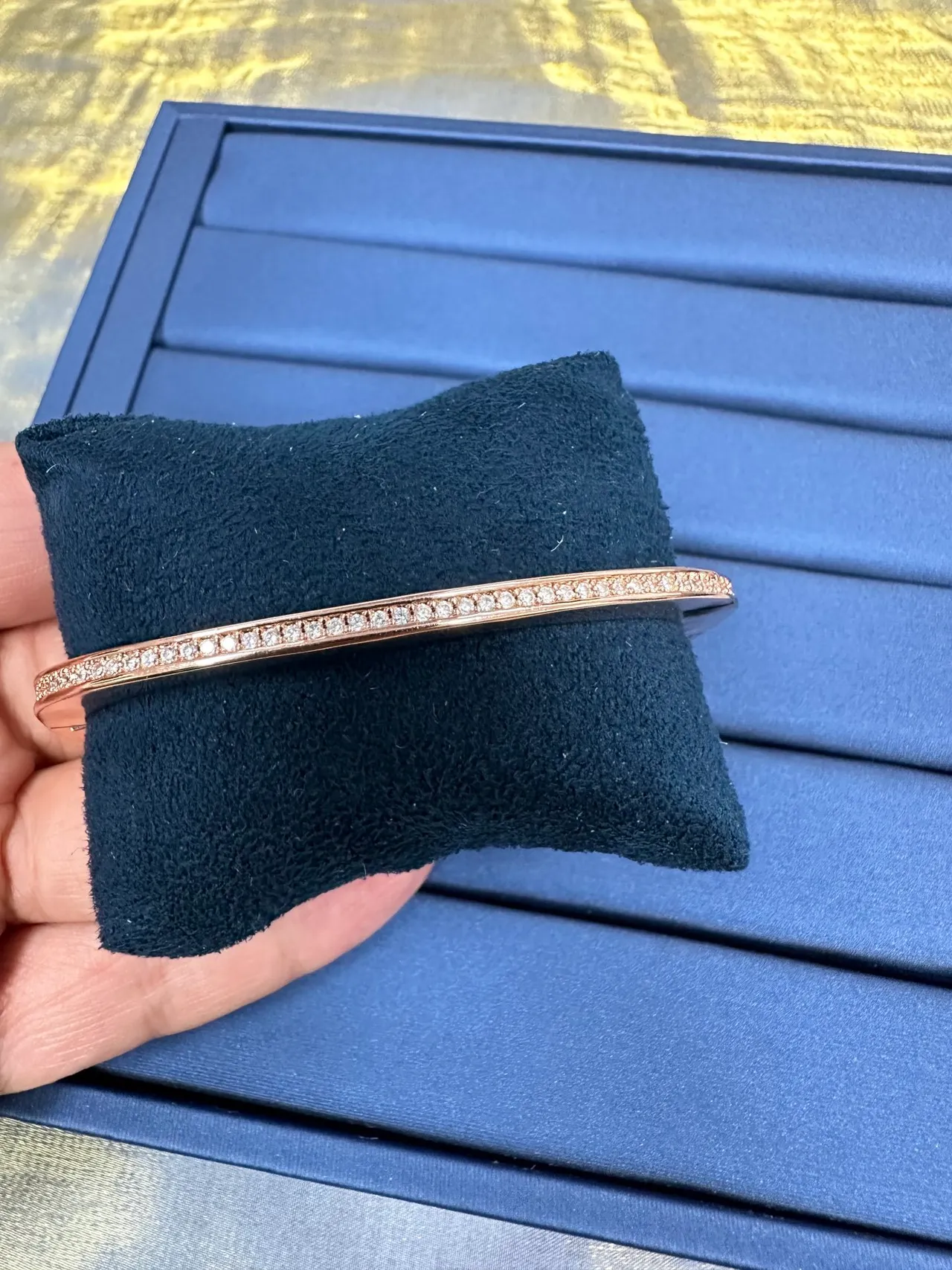 Tiffany & Co. إسورة ذهبية وفضية هنجد مع ماسات بافيه على الحافة العلوية 6