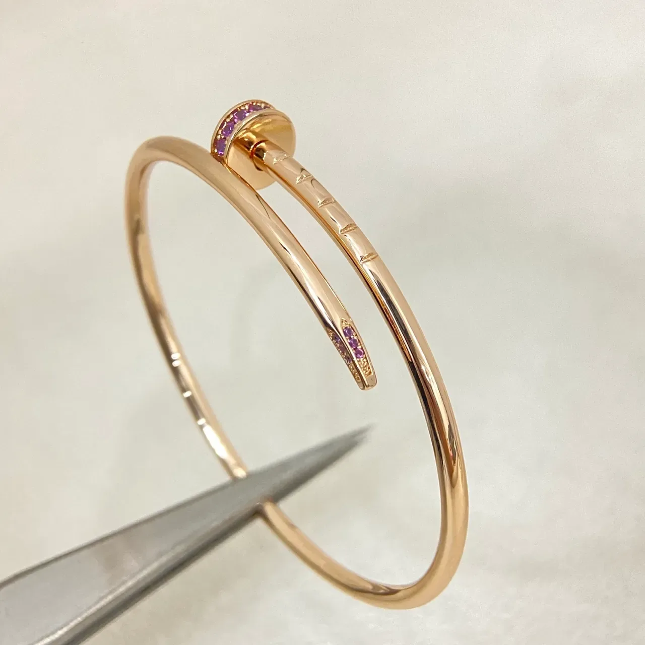 Tiffany & Co. Juste un Clou ब्लू सैफायर और पिंक सैफायर बैंगल ब्रेसलेट 2