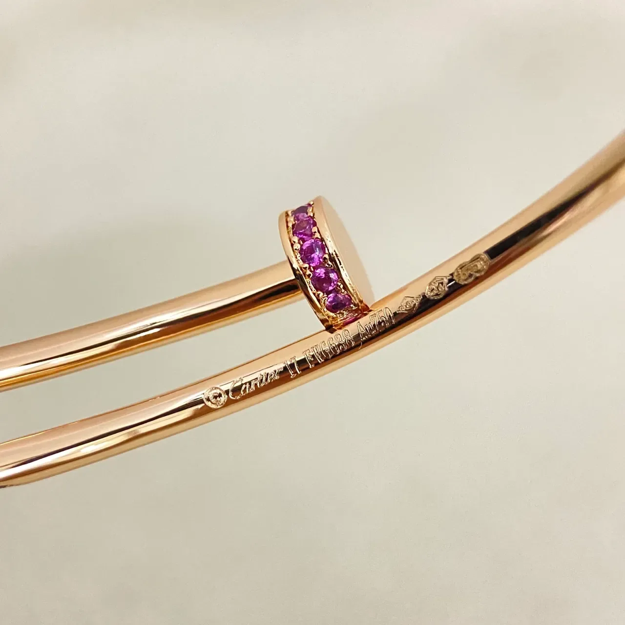 Tiffany & Co. Juste un Clou ब्लू सैफायर और पिंक सैफायर बैंगल ब्रेसलेट 3