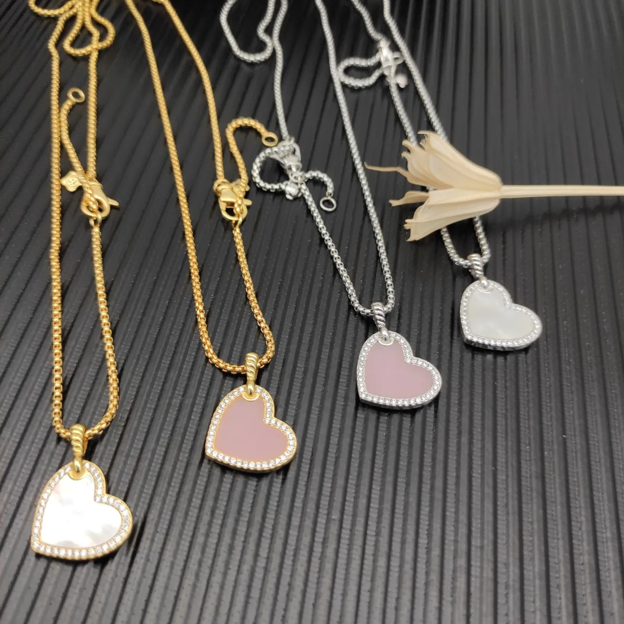 Tiffany & Co. Retour à Collier Argenté Blanc en Forme de Cœur avec Perle Mère au Centre 3