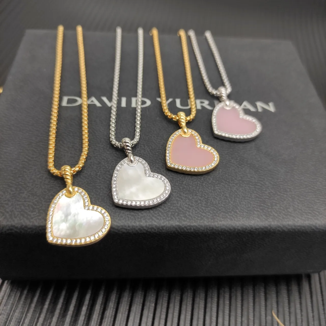 Tiffany & Co. Retour à Collier Argenté Blanc en Forme de Cœur avec Perle Mère au Centre 4