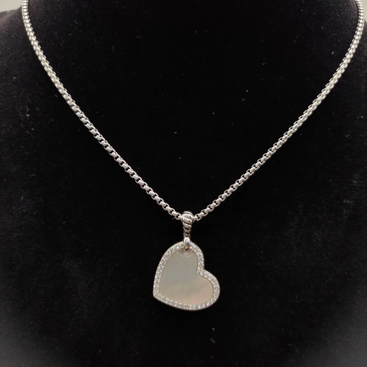 Tiffany & Co. Retour à Collier Argenté Blanc en Forme de Cœur avec Perle Mère au Centre 9