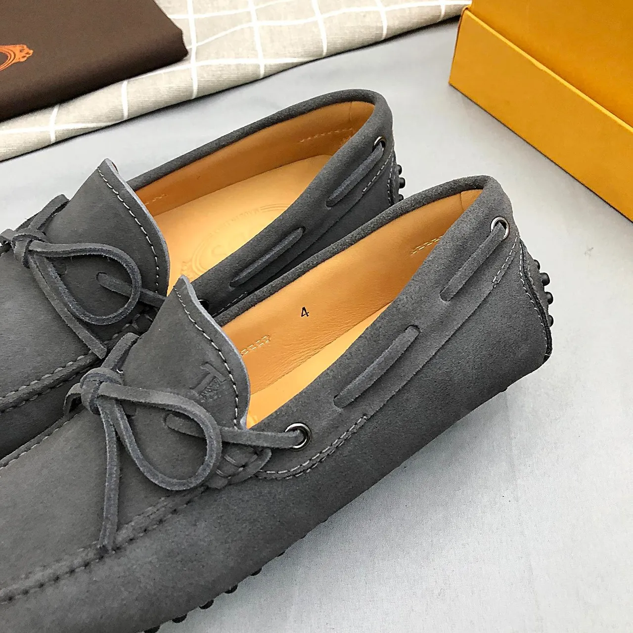 Tod's Double T Bow Loafer mocassins daim gris foncé 2