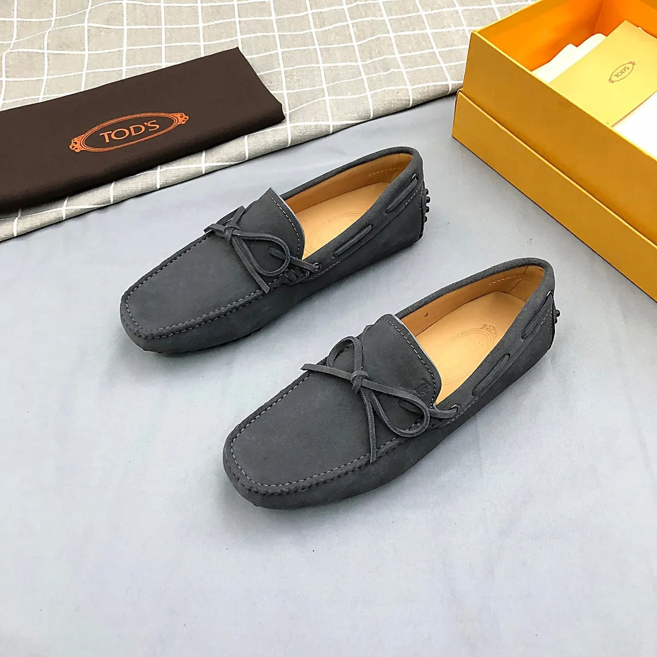 Tod's Double T Bow Loafer mocassins daim gris foncé 4