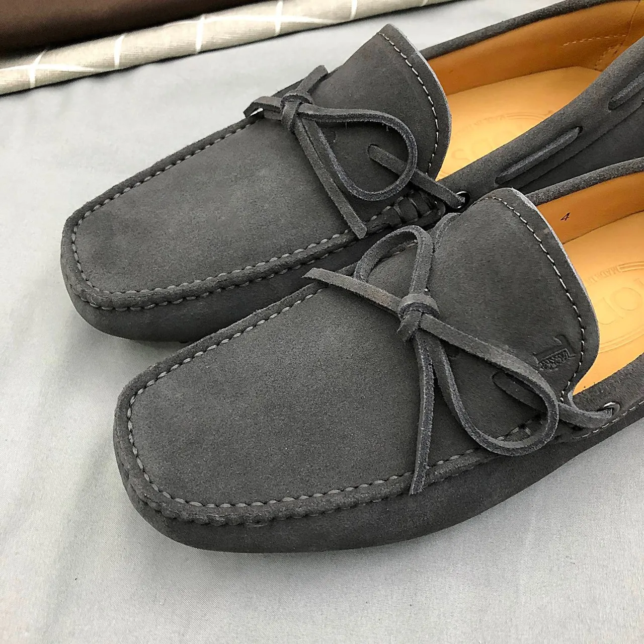 Tod's Double T Bow Loafer mocassins daim gris foncé 5