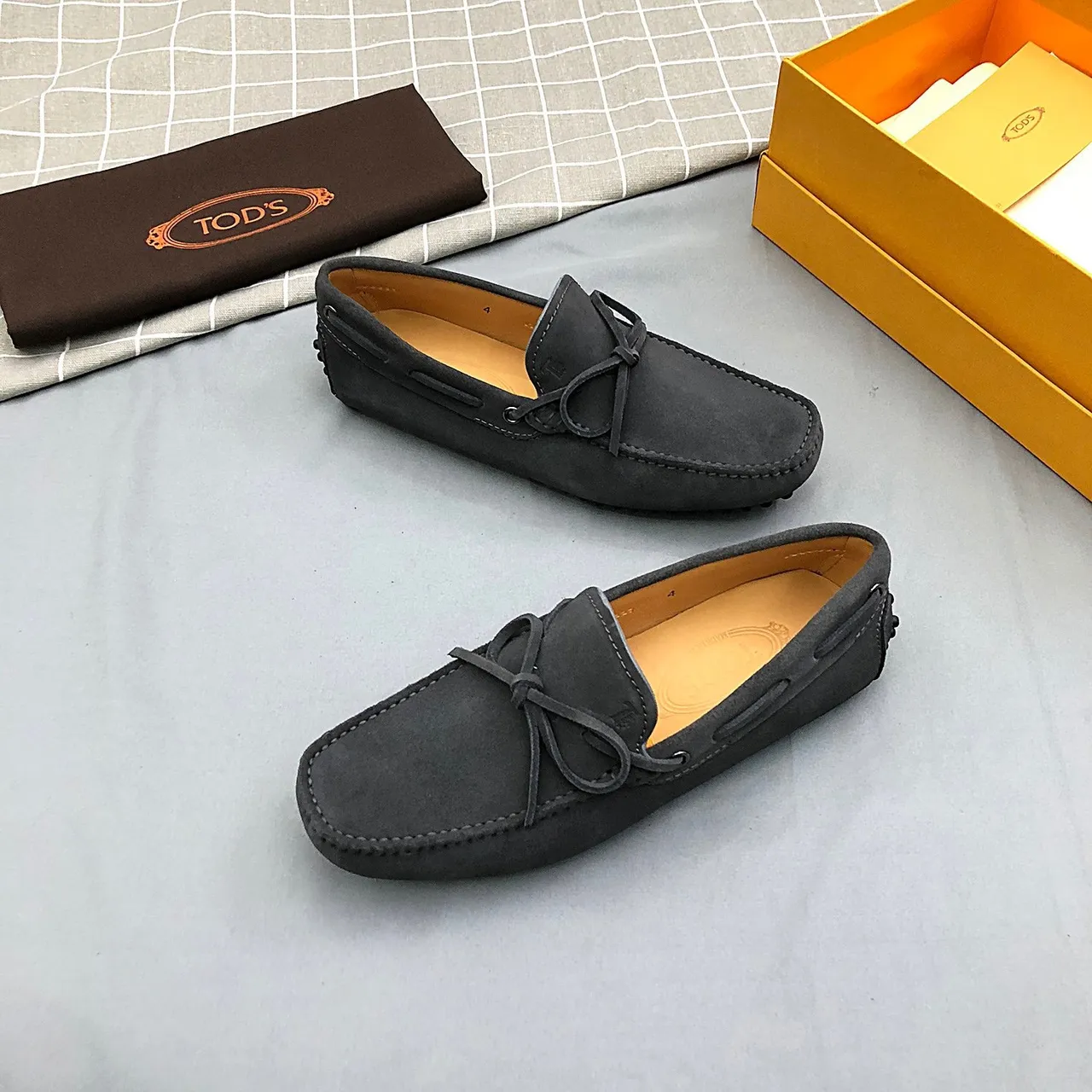 Tod's Double T Bow Loafer mocassins daim gris foncé 9
