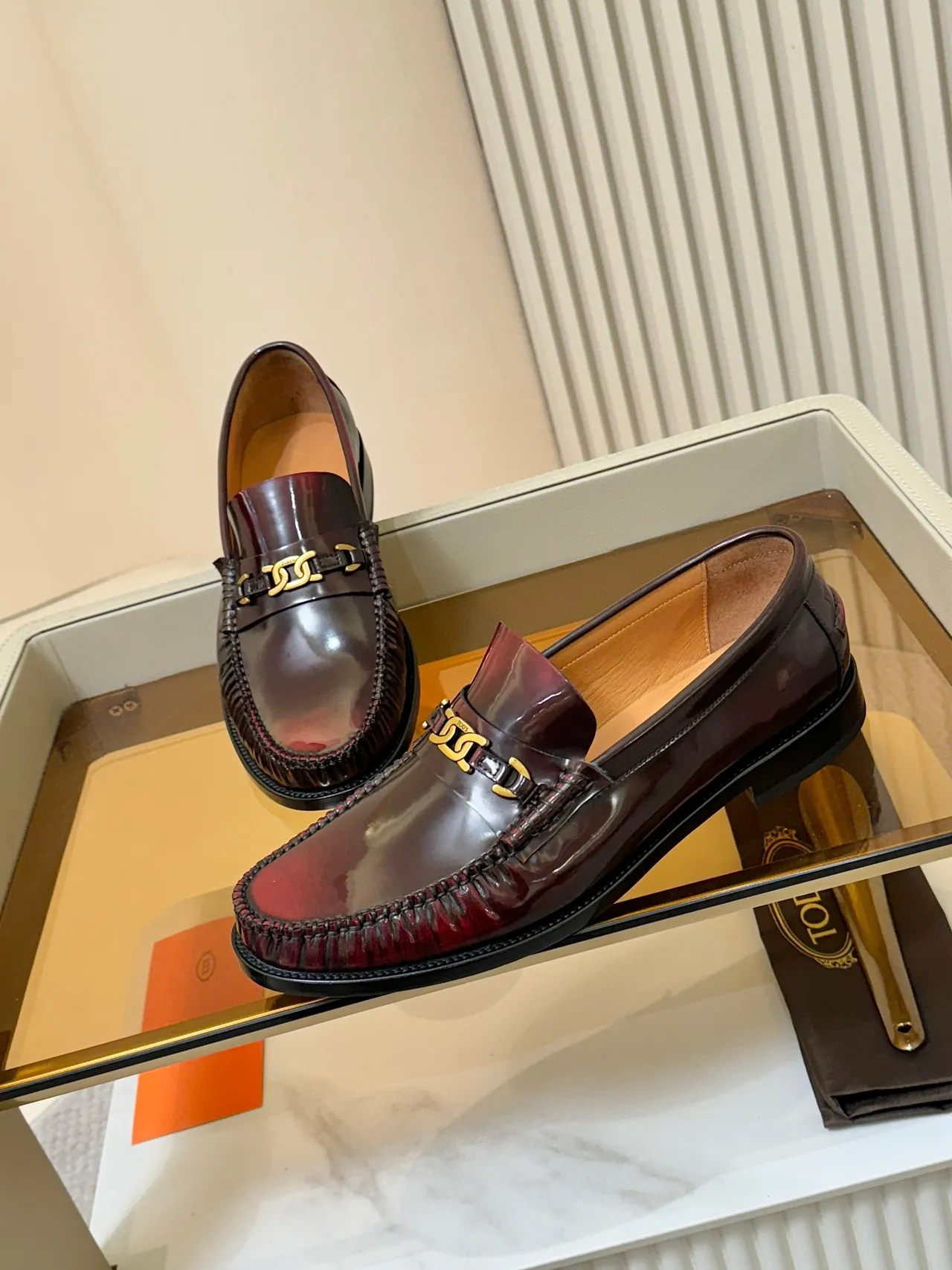 Tod's Horsebit Loafer Moccasins en Cuir Patenté Bordeaux 4