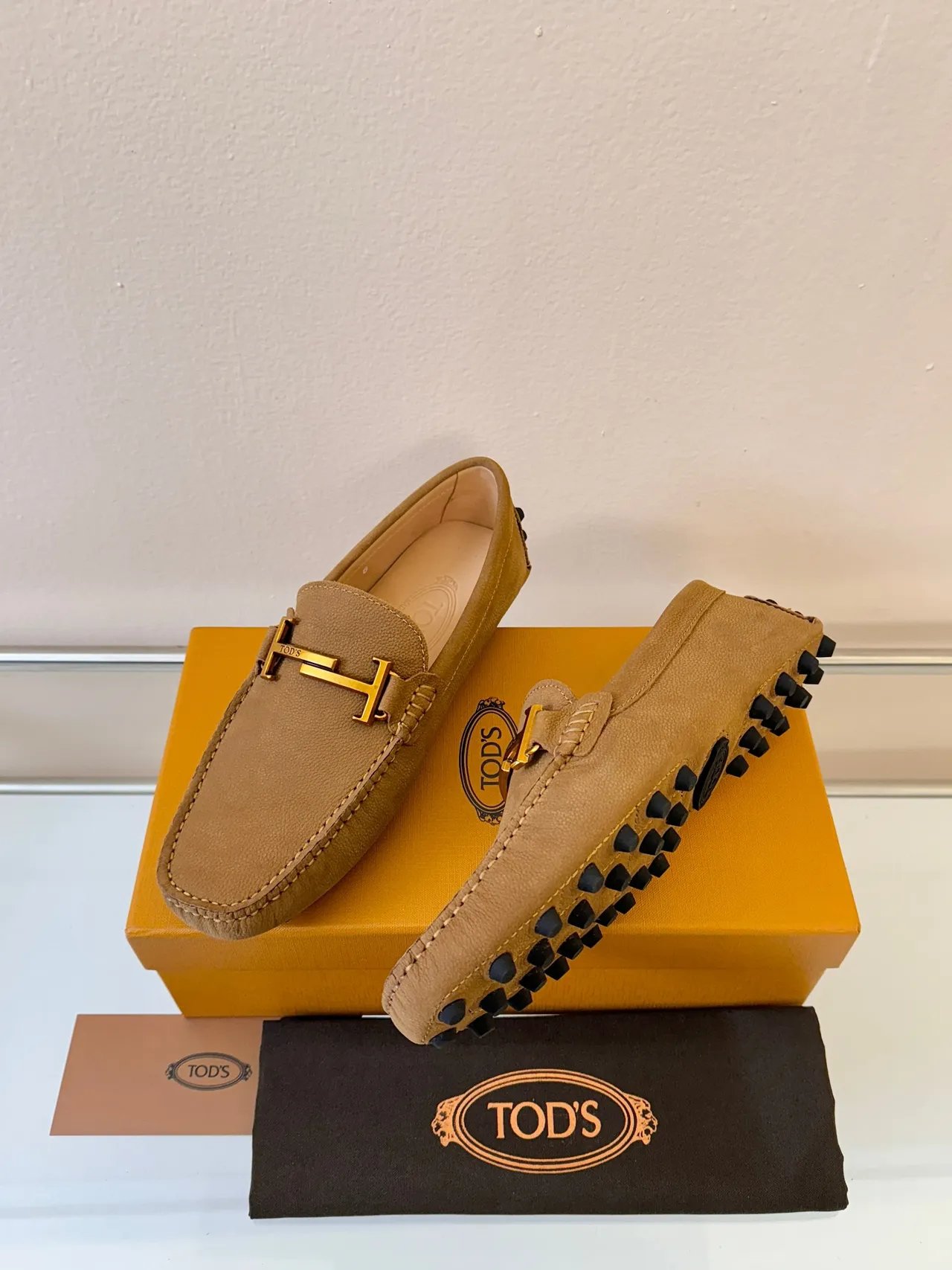 Tod's Gommino Loafer bege couro com textura granulada H-Bit solado com textura nub loafers 2