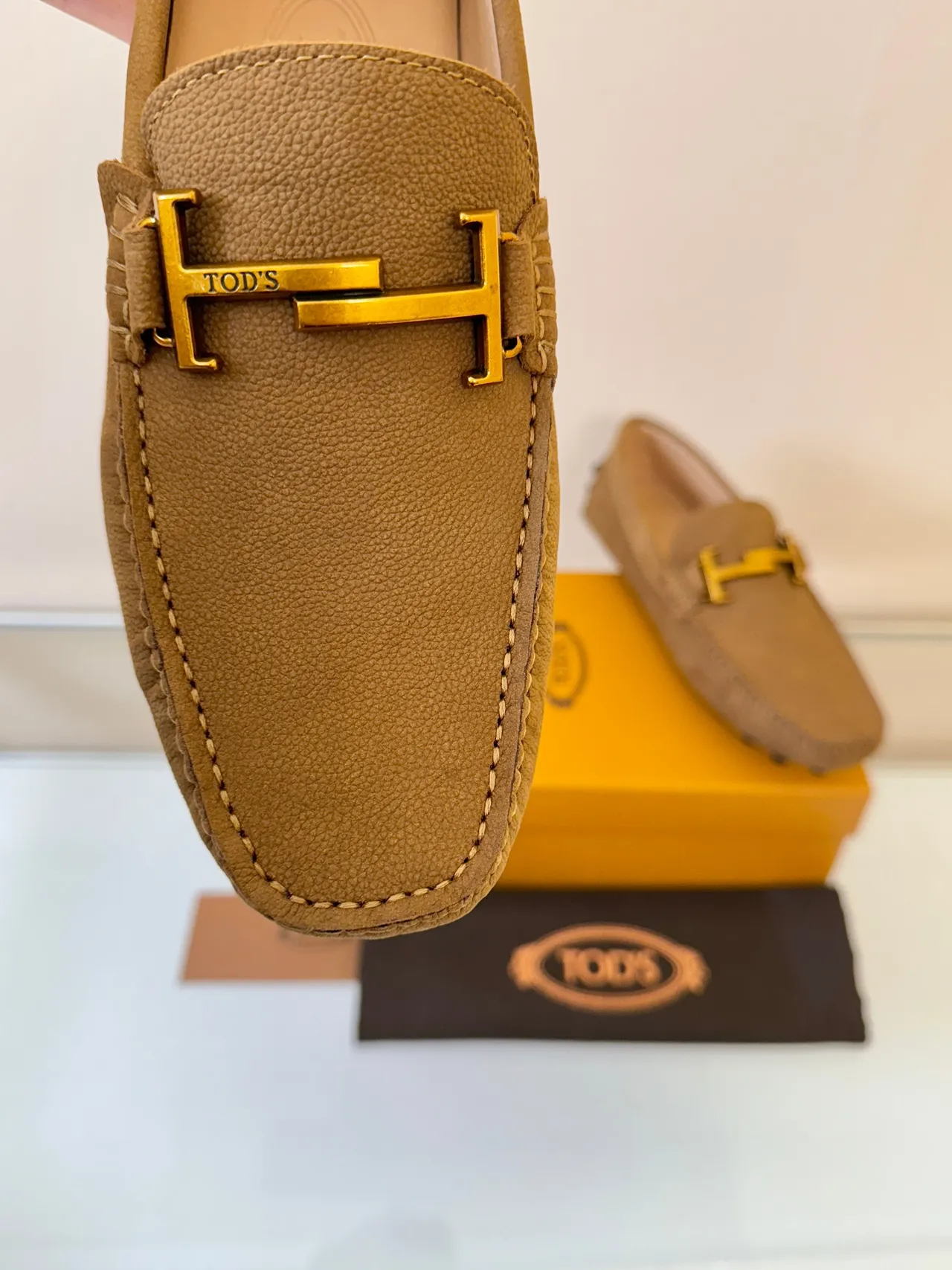 Tod's Gommino Loafer bege couro com textura granulada H-Bit solado com textura nub loafers 3