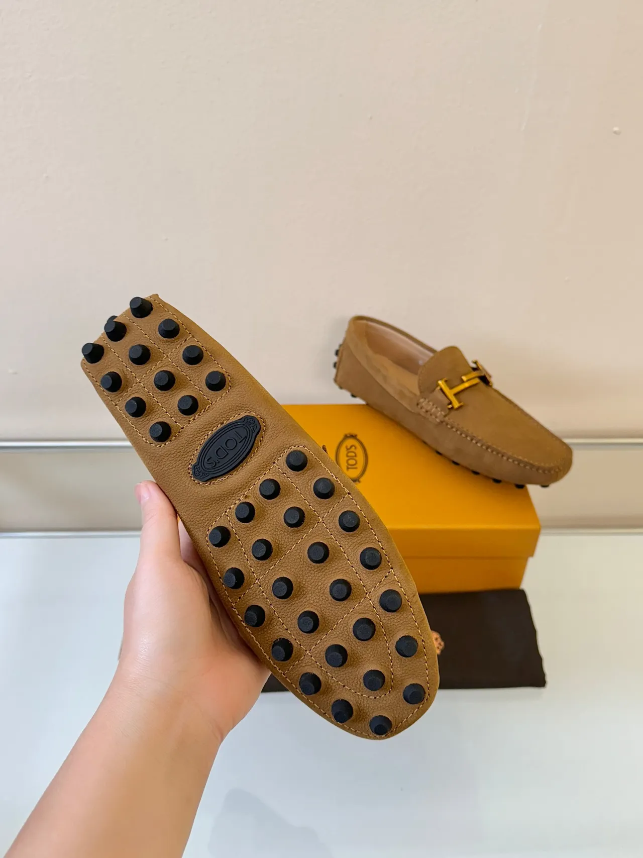 Tod's Gommino Loafer bege couro com textura granulada H-Bit solado com textura nub loafers 5