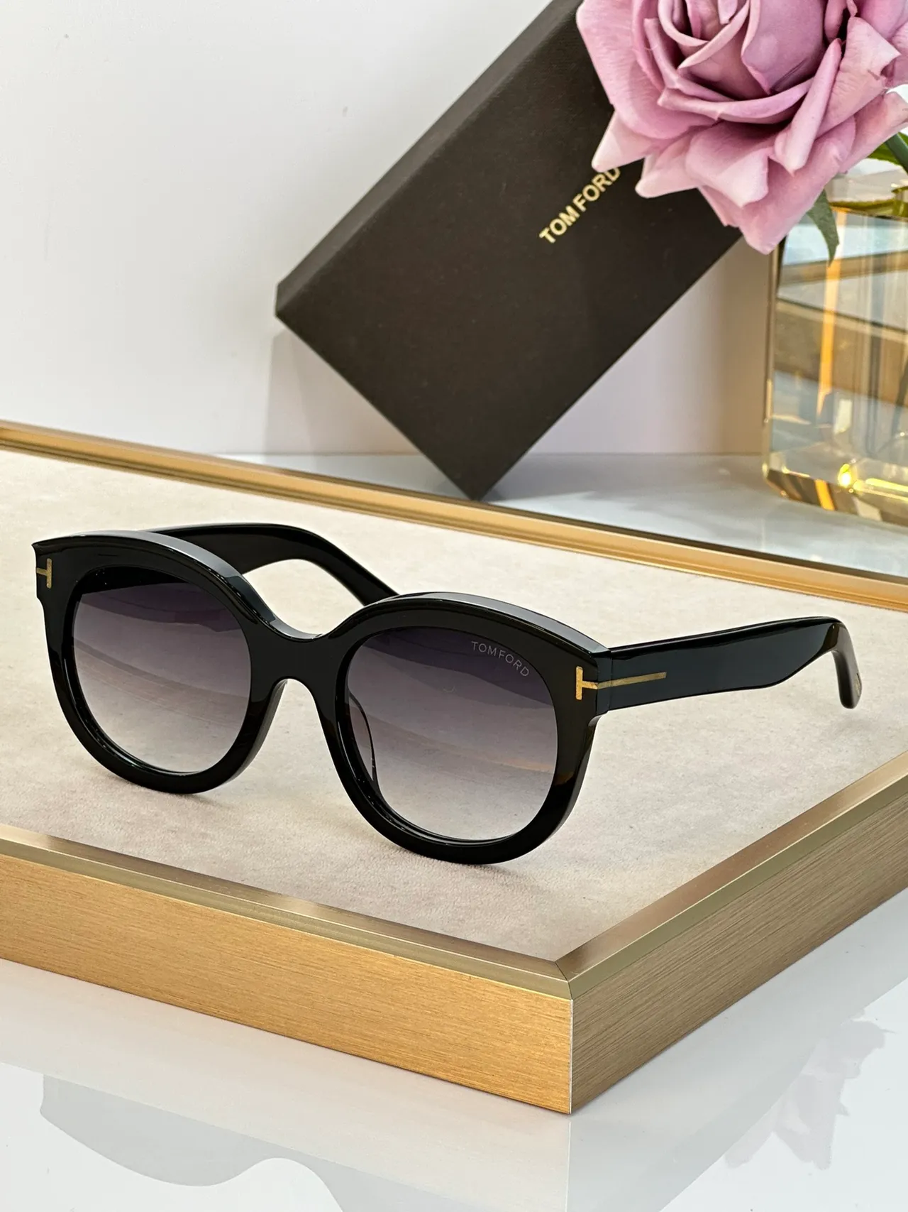 Tom Ford Lunettes de soleil oversized arrondies-carrées translucides gris dégradées 8
