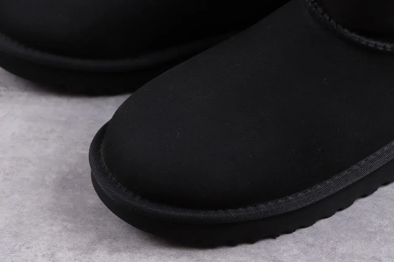 UGG أحذية كاحلية سوداء بطانة شيرلينج من السويدي 4