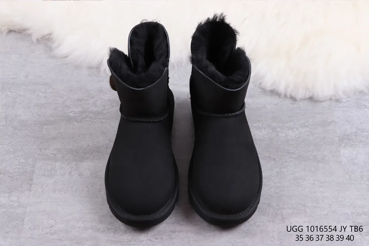 UGG أحذية كاحلية سوداء بطانة شيرلينج من السويدي 9