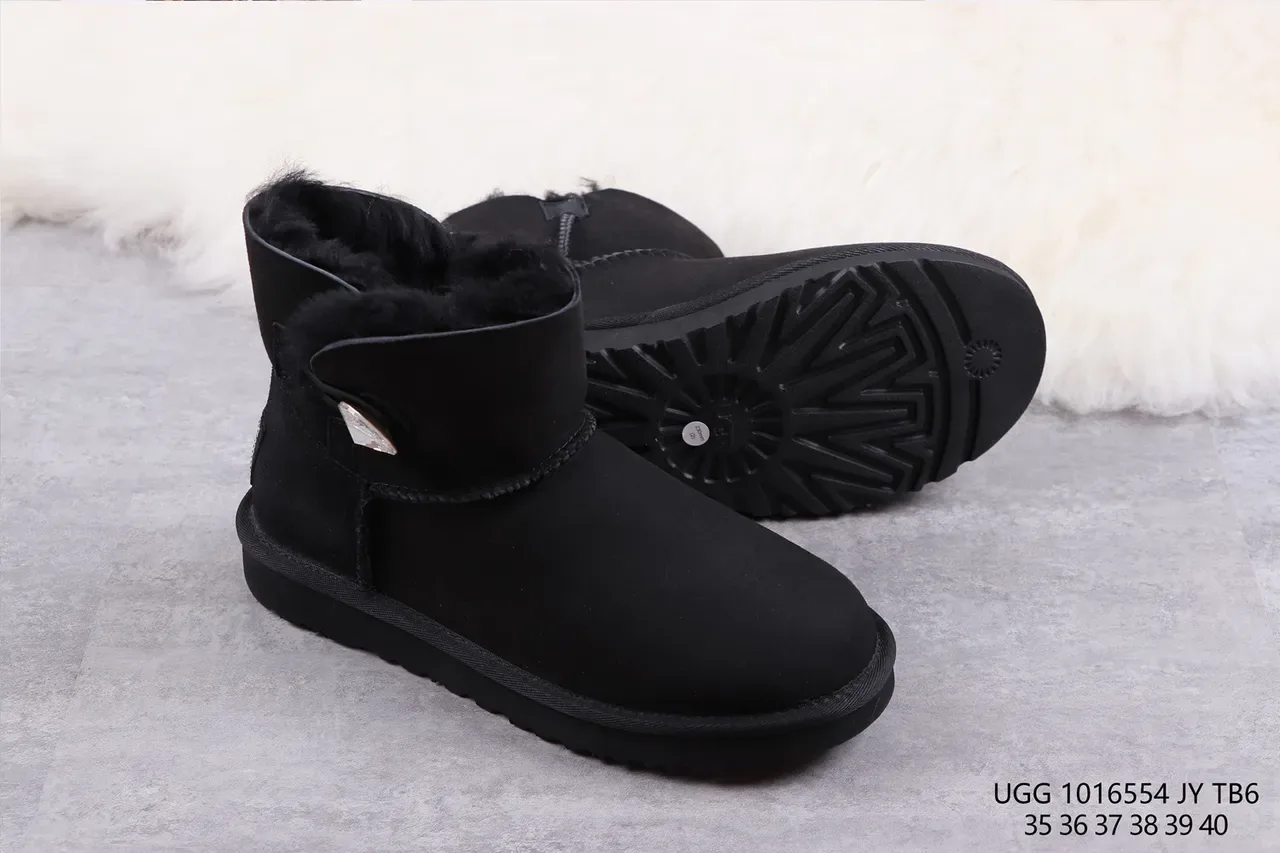 UGG أحذية كاحلية سوداء بطانة شيرلينج من السويدي 10