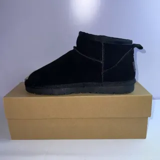 UGG কালো সুয়েড উপর শিয়ারলিং লাইন্ড স্নো বুট