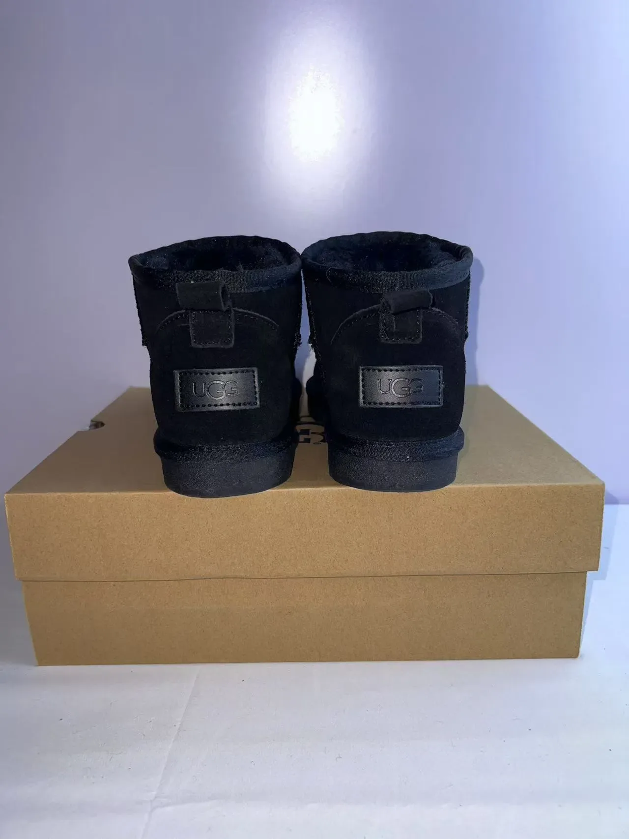 UGG কালো সুয়েড উপর শিয়ারলিং লাইন্ড স্নো বুট 2