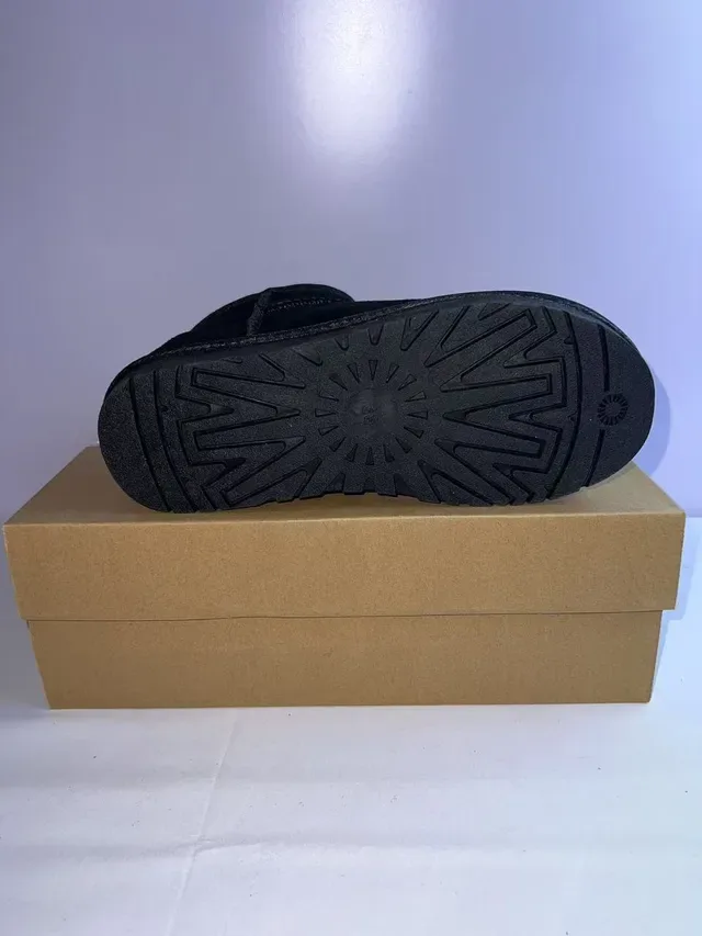 UGG কালো সুয়েড উপর শিয়ারলিং লাইন্ড স্নো বুট 3