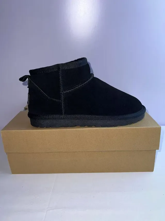 UGG কালো সুয়েড উপর শিয়ারলিং লাইন্ড স্নো বুট 4