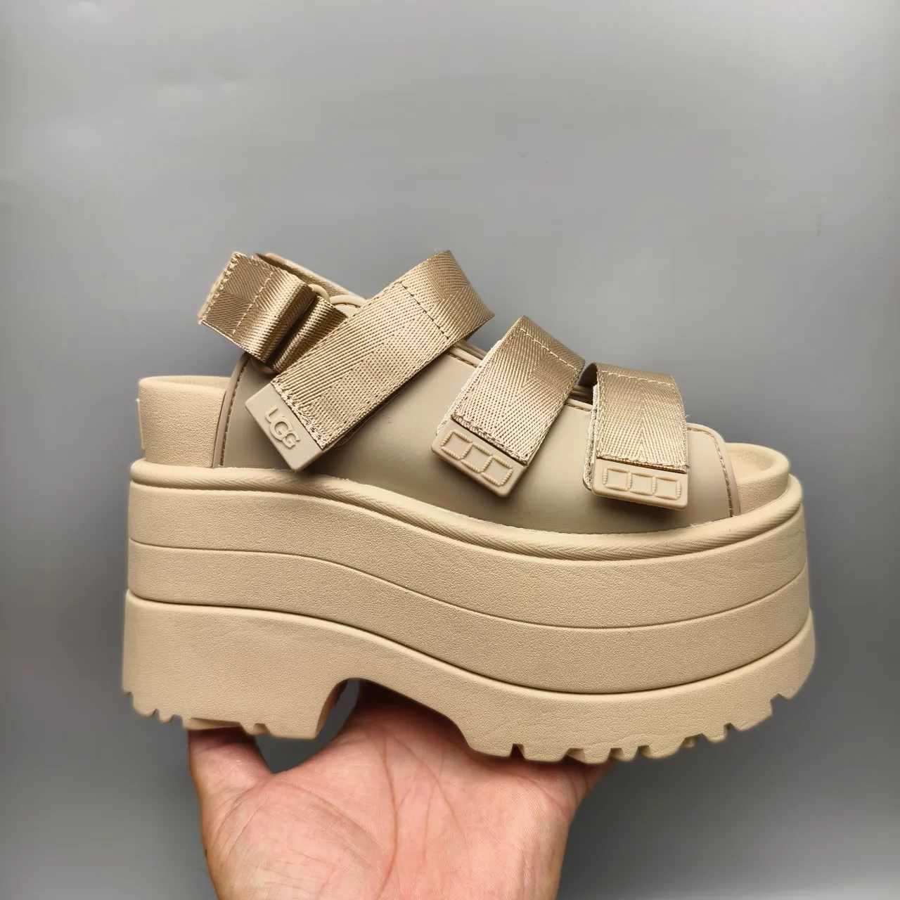 UGG sandalia plataforma con correa beige sandalias casual 2