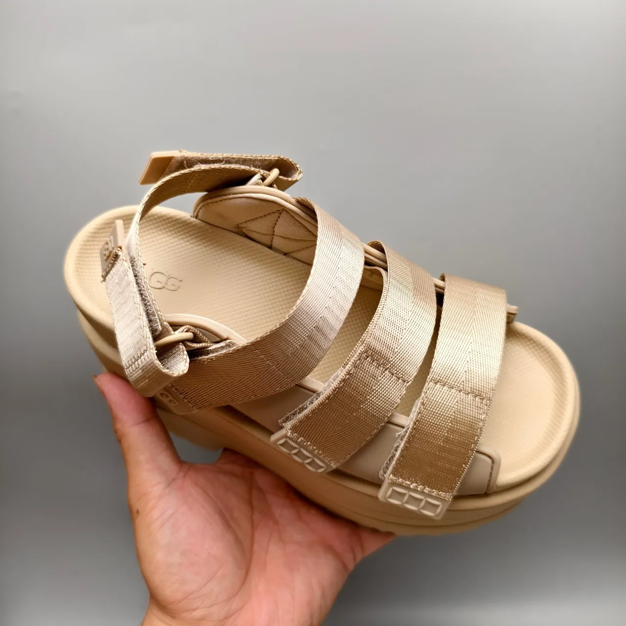 UGG sandalia plataforma con correa beige sandalias casual 3