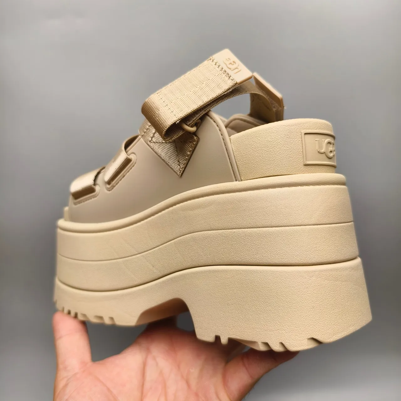 UGG sandalia plataforma con correa beige sandalias casual 4