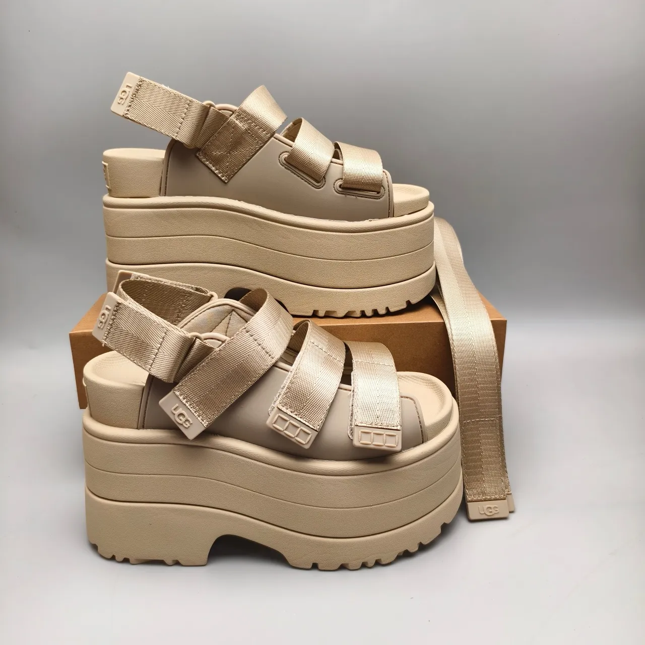 UGG sandalia plataforma con correa beige sandalias casual 5
