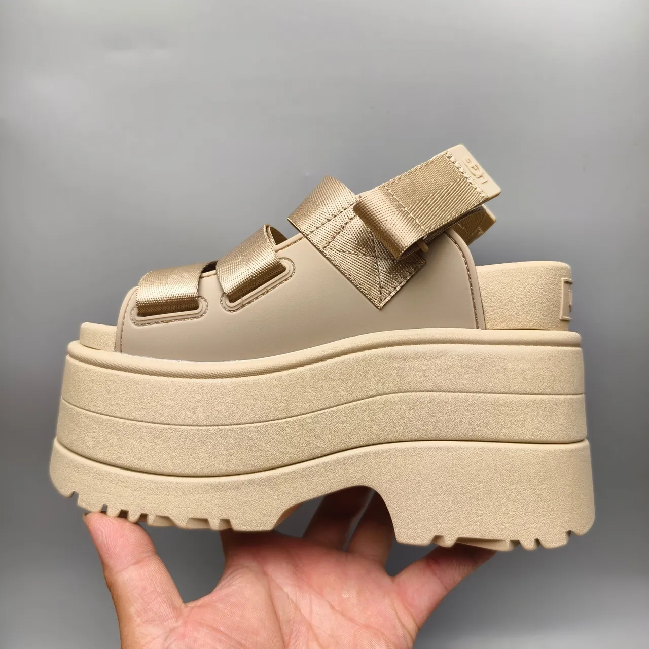 UGG sandalia plataforma con correa beige sandalias casual 7