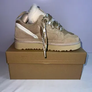 UGG Tasman Beige مبط بجلد الشيرلينغ Platform Lifestyle Sneaker