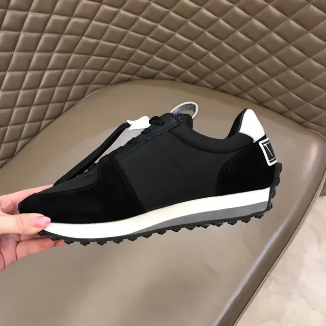 Valentino sneakers lifestyle noirs et blancs avec logo VLTN brodé et tige mixte daim et textile 3