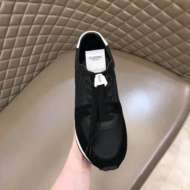 Valentino sneakers lifestyle noirs et blancs avec logo VLTN brodé et tige mixte daim et textile 4