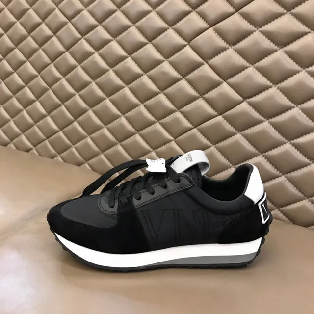 Valentino sneakers lifestyle noirs et blancs avec logo VLTN brodé et tige mixte daim et textile 5