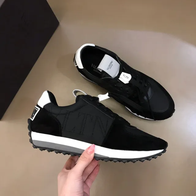 Valentino sneakers lifestyle noirs et blancs avec logo VLTN brodé et tige mixte daim et textile 6