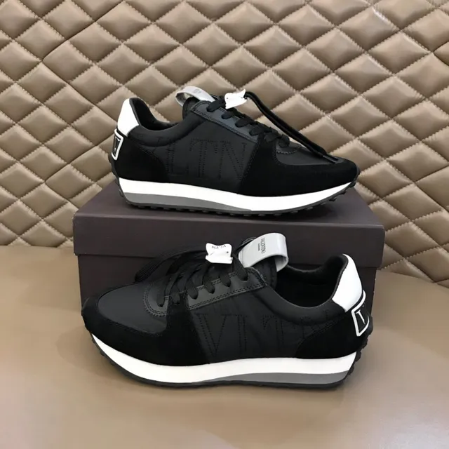 Valentino sneakers lifestyle noirs et blancs avec logo VLTN brodé et tige mixte daim et textile 7