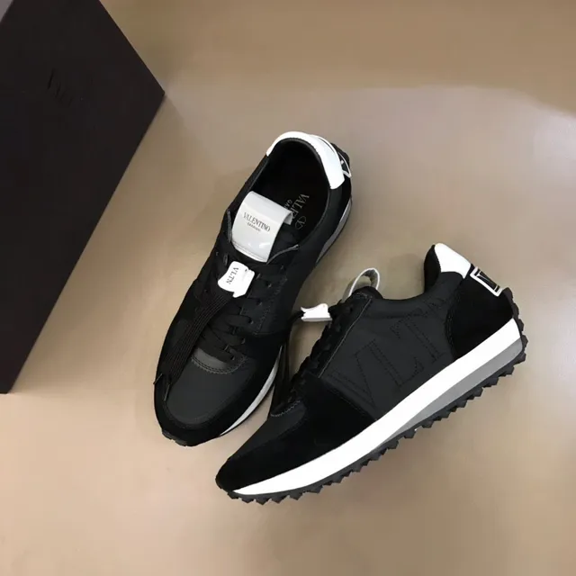 Valentino sneakers lifestyle noirs et blancs avec logo VLTN brodé et tige mixte daim et textile 8