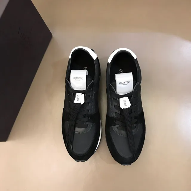 Valentino sneakers lifestyle noirs et blancs avec logo VLTN brodé et tige mixte daim et textile 9