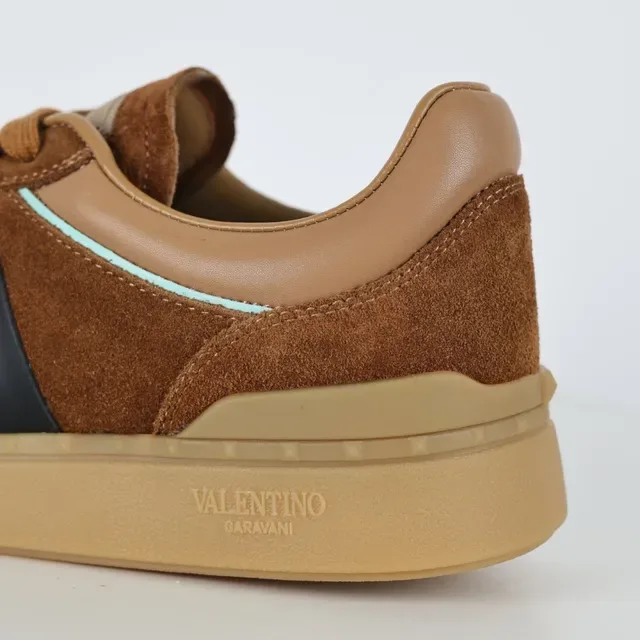 Valentino Sneakers Lifestyle Marron Noir Suède Supérieur Rayure Latérale 4